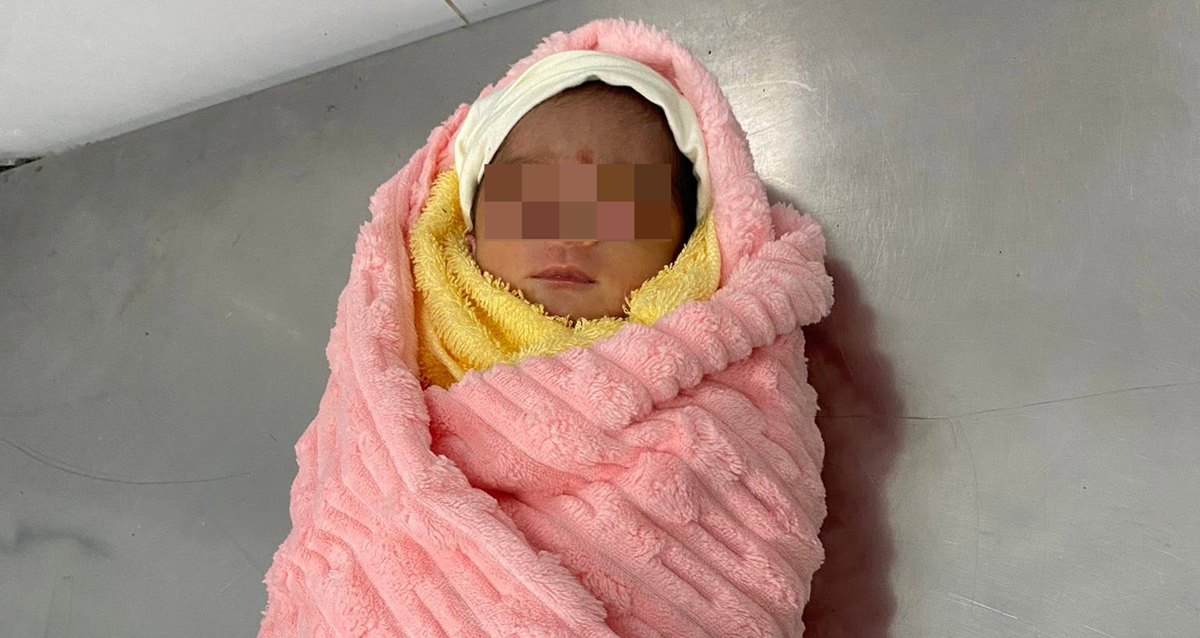 Phát hiện bé gái sơ sinh nặng 1,6kg bị bỏ rơi gần chùa ở TPHCM, sức khỏe yếu