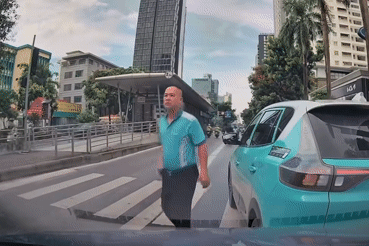 Tài xế taxi vượt ẩu, chặn xe đánh người giữa phố