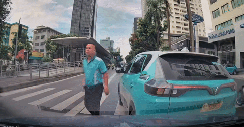 Tài xế taxi vượt ẩu, chặn xe đánh người giữa phố