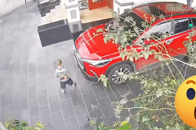 Thót tim bé trai chui vào gầm ô tô đỗ trong sân nhà, phụ huynh lên xe nổ máy