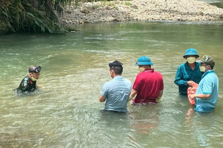 Tìm thấy thi thể cháu bé bị vùi dưới cát sau nhiều ngày mất tích ở Thái Nguyên
