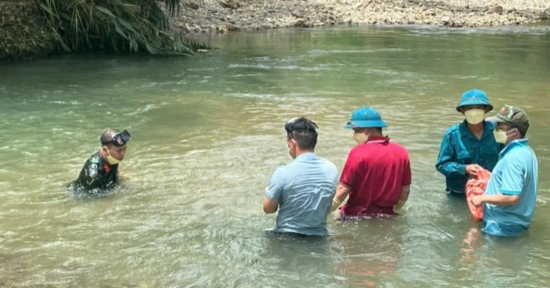 Tìm thấy thi thể cháu bé bị vùi dưới cát sau nhiều ngày mất tích ở Thái Nguyên