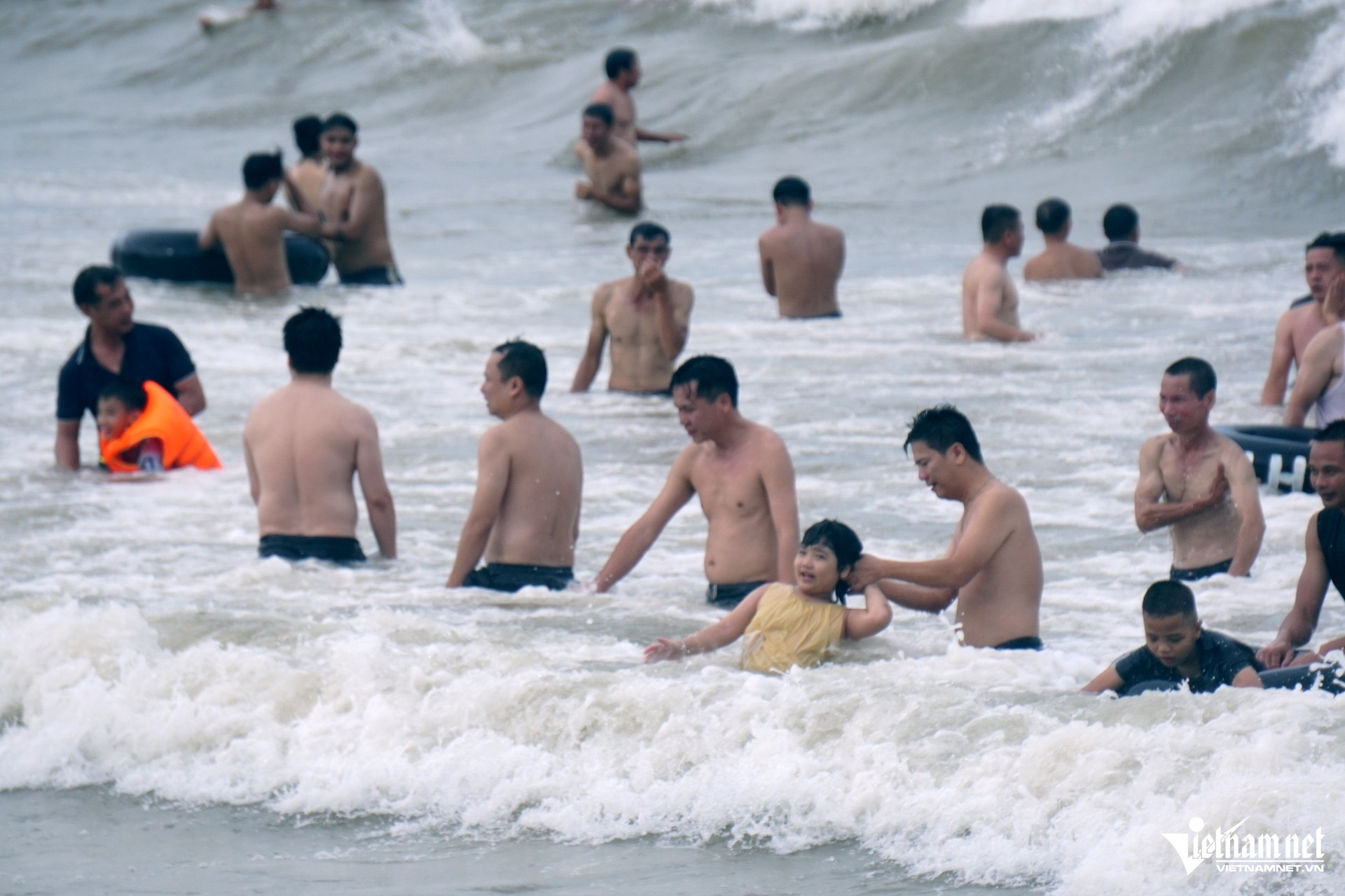 W-a2Hàng vạn người đổ về biển Sầm Sơn.JPG.jpg