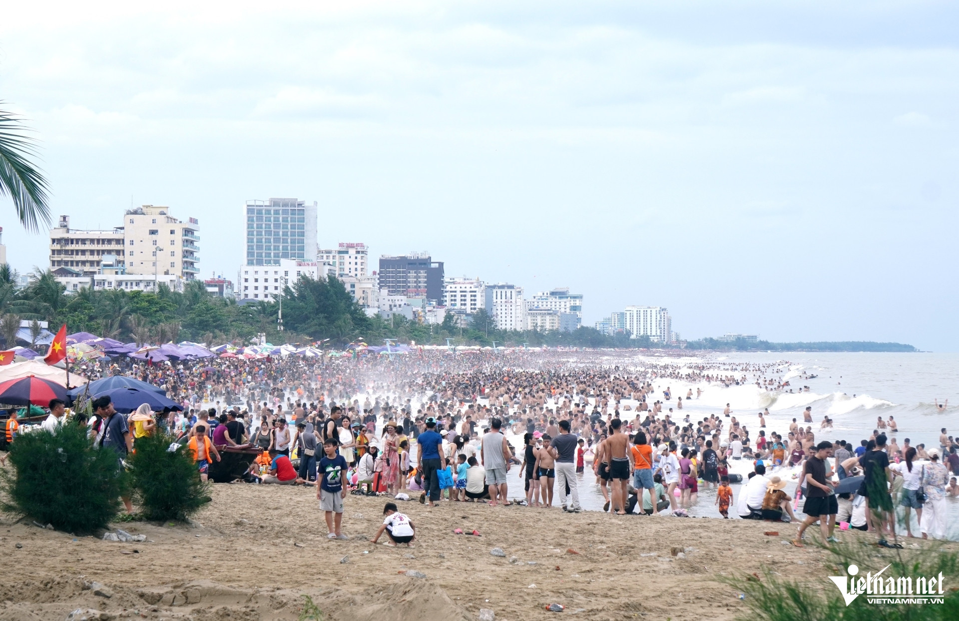 W-a7Hàng vạn người đổ về biển Sầm Sơn.JPG.jpg