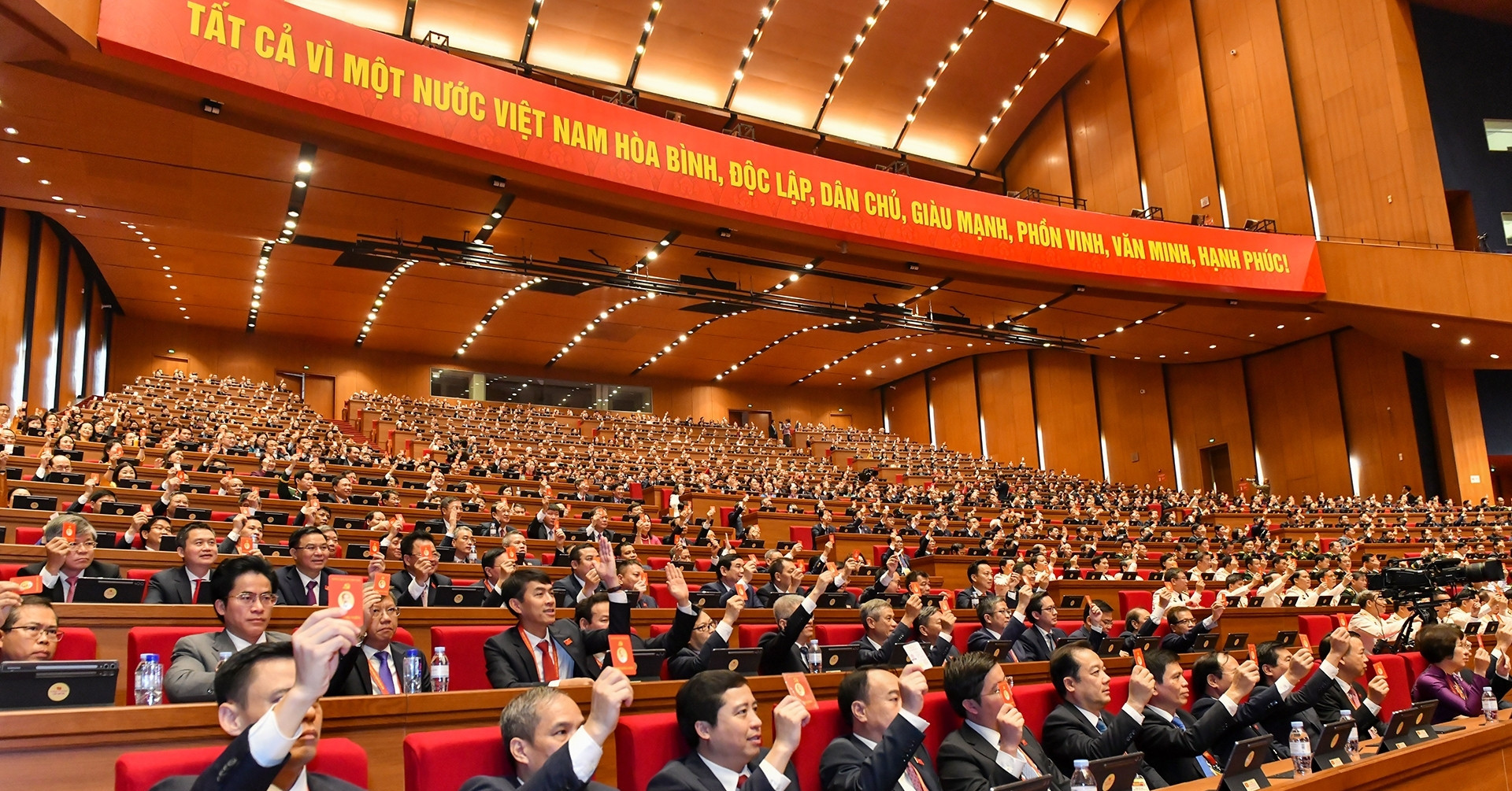 Bộ Chính trị: Xây dựng thẻ đảng viên, hồ sơ đảng viên điện tử trong toàn Đảng