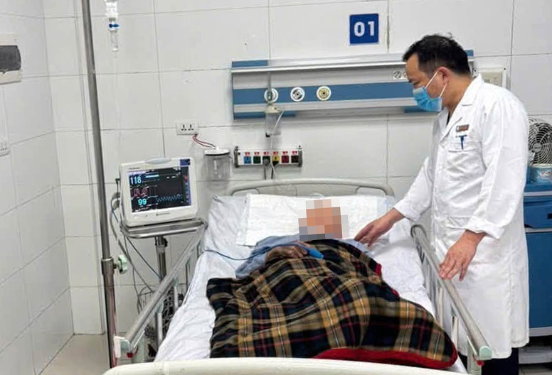 Cành rào vướng qua chân, người đàn ông rơi vào nguy kịch