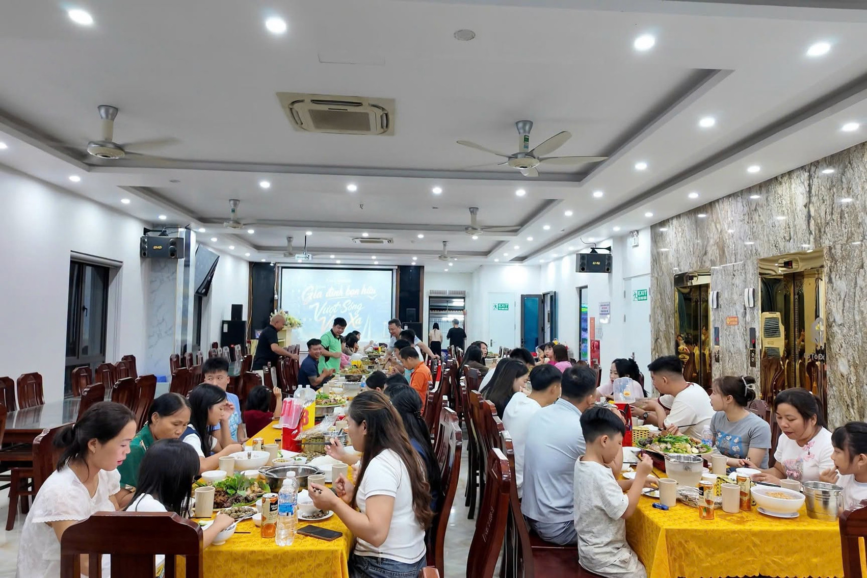 Chủ khách sạn ở Cô Tô mổ lợn rừng đãi gần 50 khách lưu trú khi bão số 1 đổ bộ
