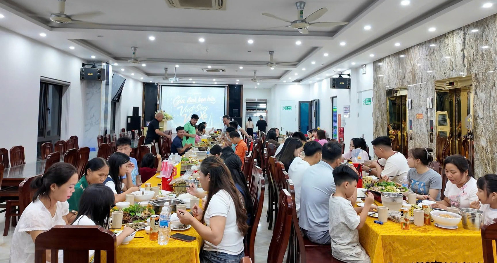 Chủ khách sạn ở Cô Tô mổ lợn rừng đãi gần 50 khách lưu trú khi bão số 1 đổ bộ