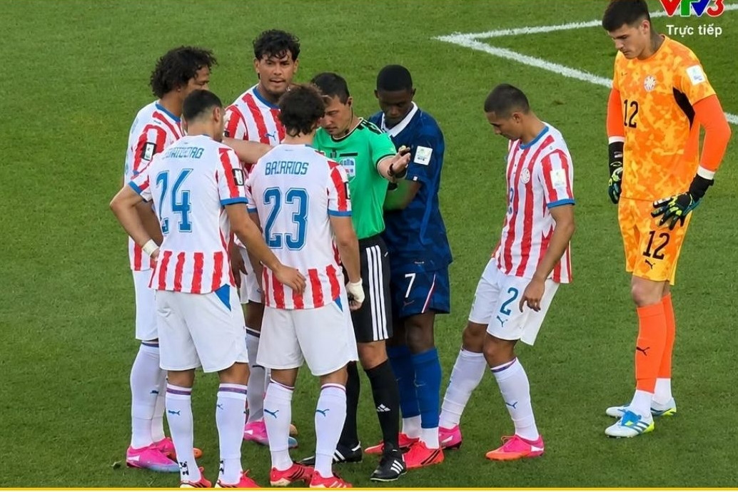 Dembele 'gài bẫy' đối thủ trên chấm 11m để Mbappe hạ đẹp Paraguay