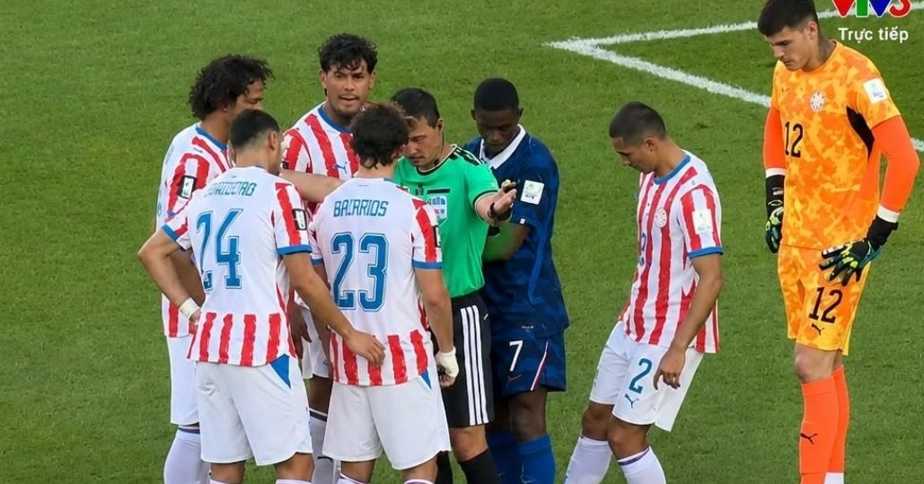 Dembele 'gài bẫy' đối thủ trên chấm 11m để Mbappe hạ đẹp Paraguay