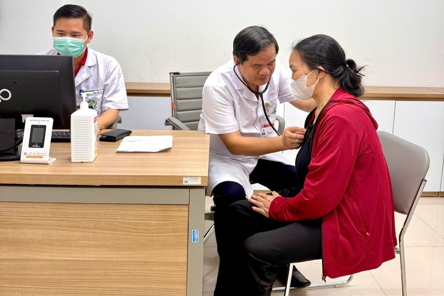 Giám đốc BV Bạch Mai trực tiếp khám miễn phí cho người có công tại Ninh Bình