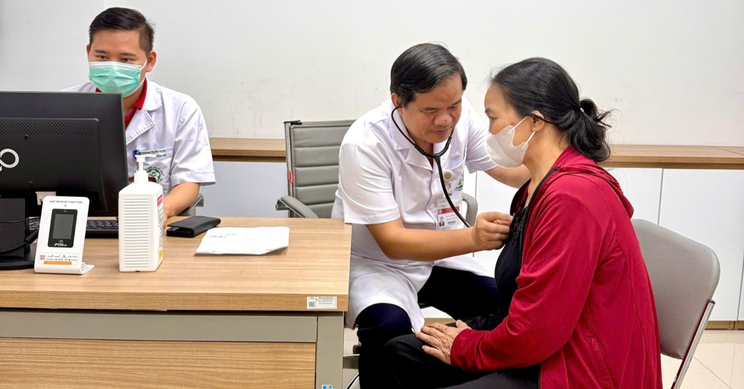 Giám đốc BV Bạch Mai trực tiếp khám miễn phí cho người có công tại Ninh Bình