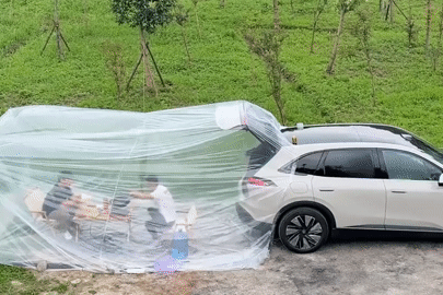 Hai người đàn ông dựng 'phòng điều hòa' sau ô tô để nấu ăn dưới trời nắng nóng