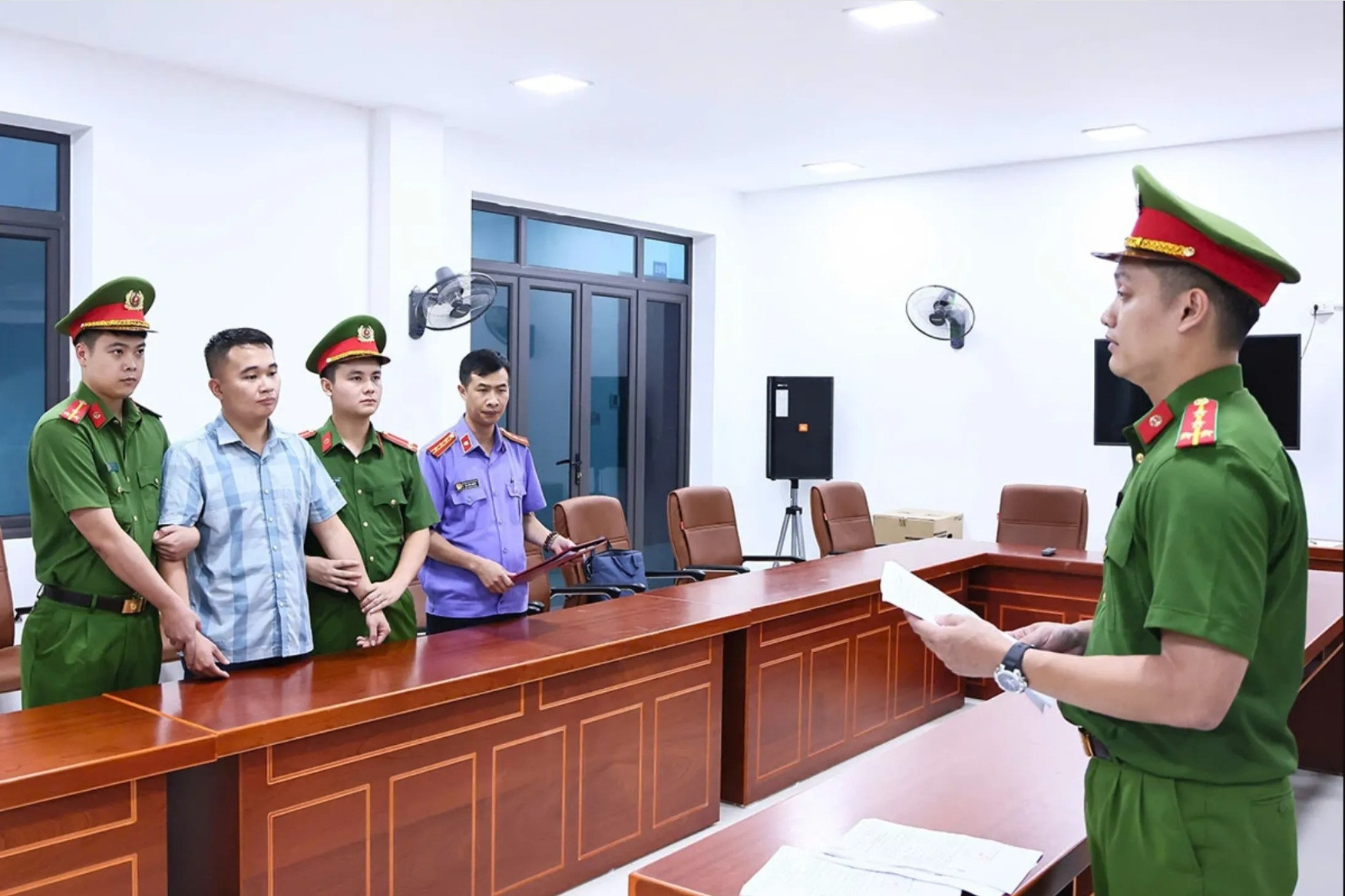 Lệnh giữ khẩn cấp giáo viên Trường THPT Chuyên Tuyên Quang trong vụ 146 điểm 10 môn Toán