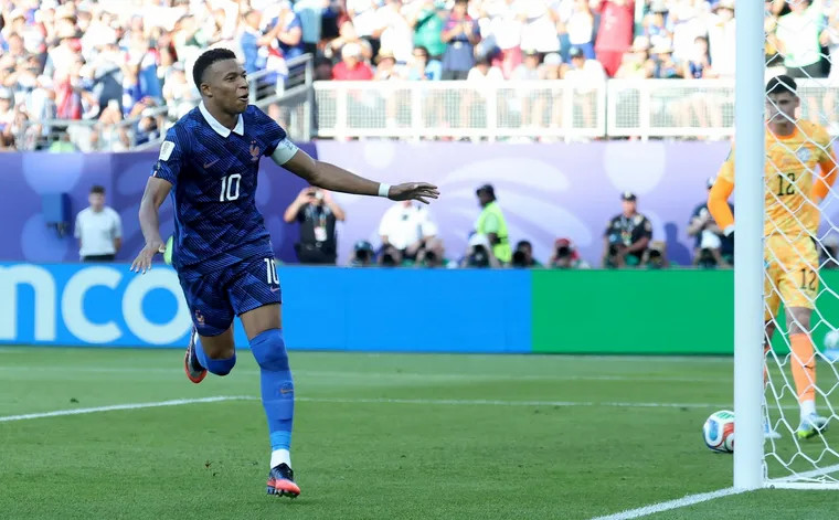 mbappe paraguay.jpg