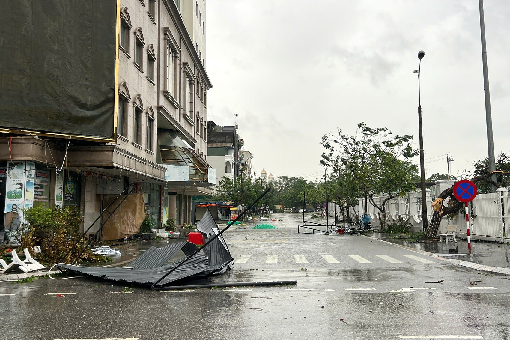 Móng Cái ngổn ngang sau bão số 1, lũ đang về trên sông Ka Long