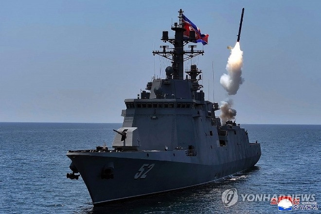 Ông Kim Jong Un giám sát thử tên lửa trên tàu chiến mới của Triều Tiên