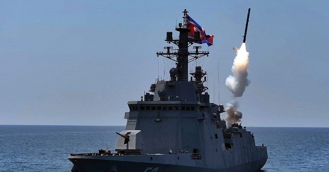 Ông Kim Jong Un giám sát thử tên lửa trên tàu chiến mới của Triều Tiên