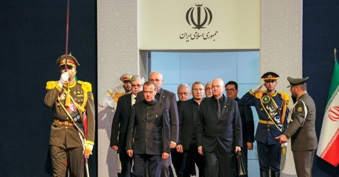 Ông Medvedev nói Iran có 'công cụ răn đe mới' mạnh ngang vũ khí hạt nhân