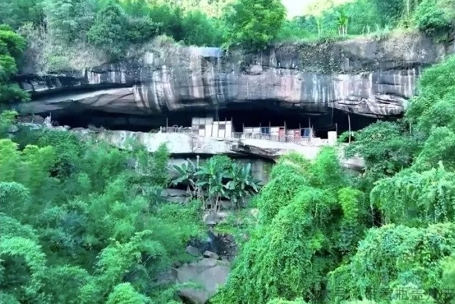 Sống trong hang đá nhiều thập kỷ, vợ chồng từ chối bán với giá hơn 19 tỷ đồng