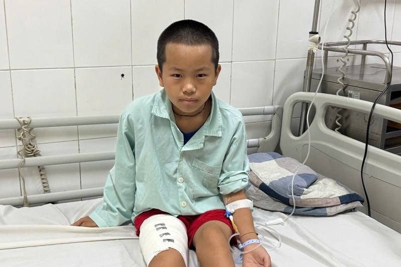 Vét sạch tiền cứu con lần mổ thứ tư, người đàn ông Mông không còn tiền mua cơm