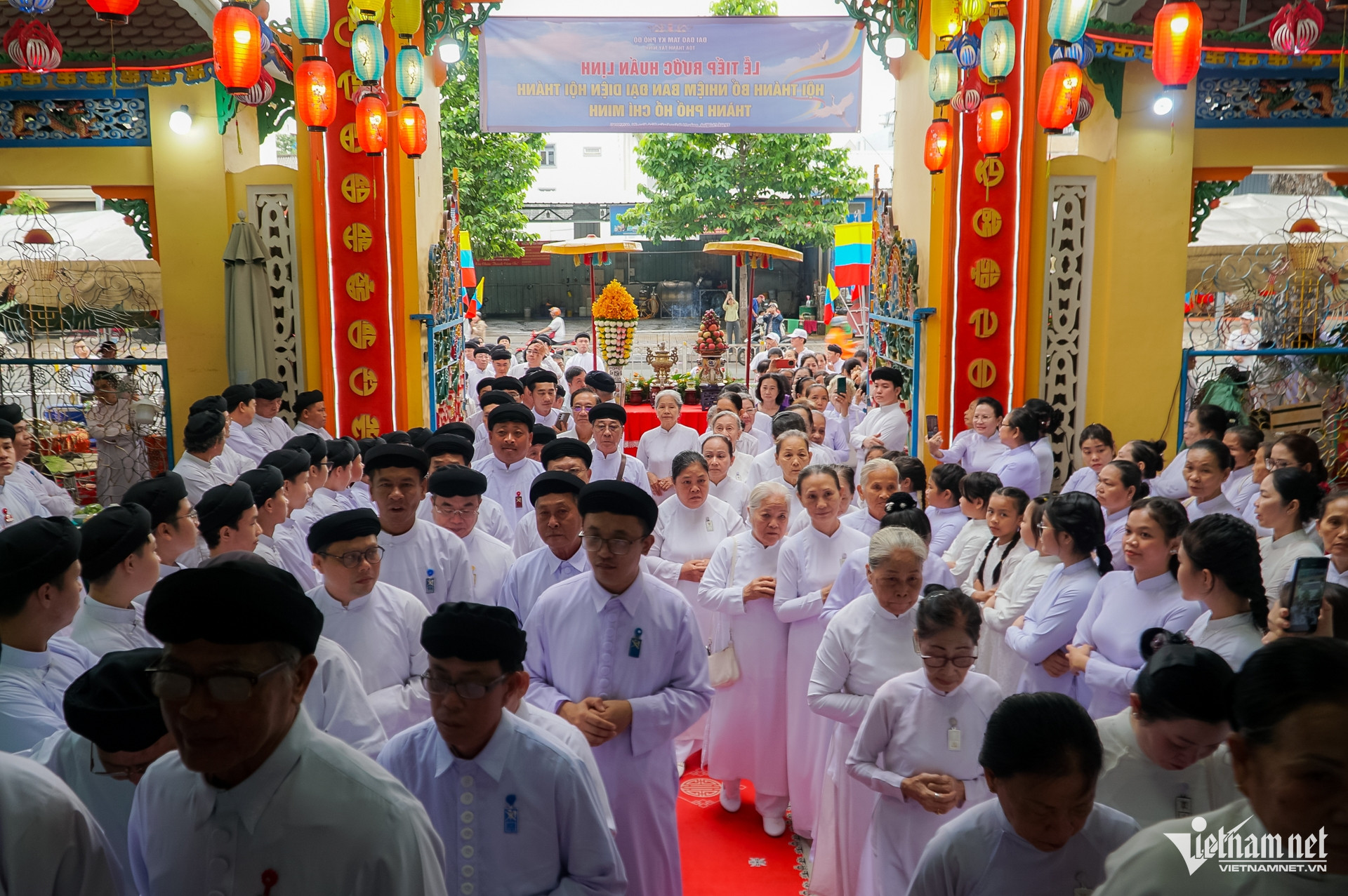 https://static-images.vnncdn.net/vps_images_publish/000001/000003/2026/7/5/w-cao-dai-tphcm-nguyen-hue-4-881.jpg