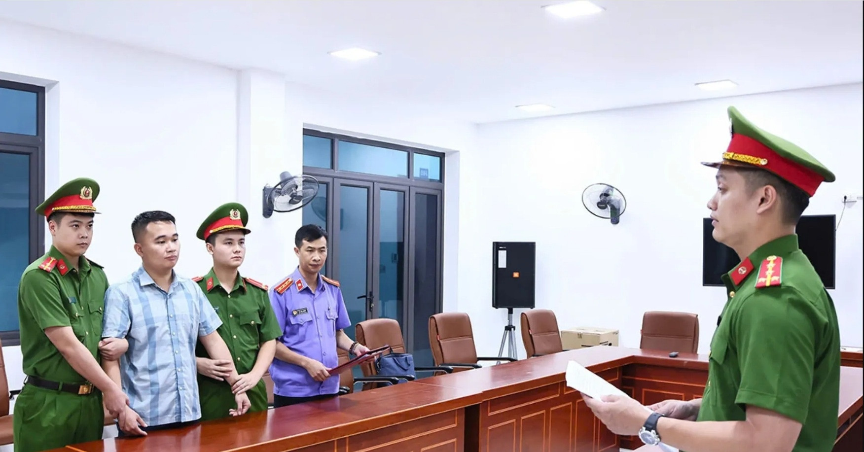 Bắt khẩn cấp giáo viên trường chuyên Tuyên Quang liên quan vụ 146 điểm 10