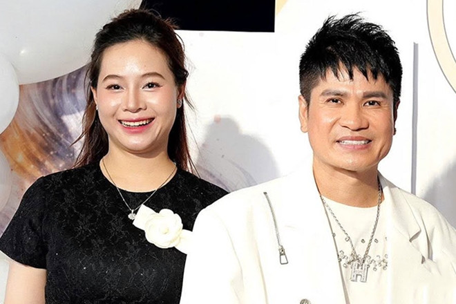 Ca sĩ Lương Gia Huy U50 viên mãn hôn nhân, yêu chiều vợ trẻ kém 18 tuổi