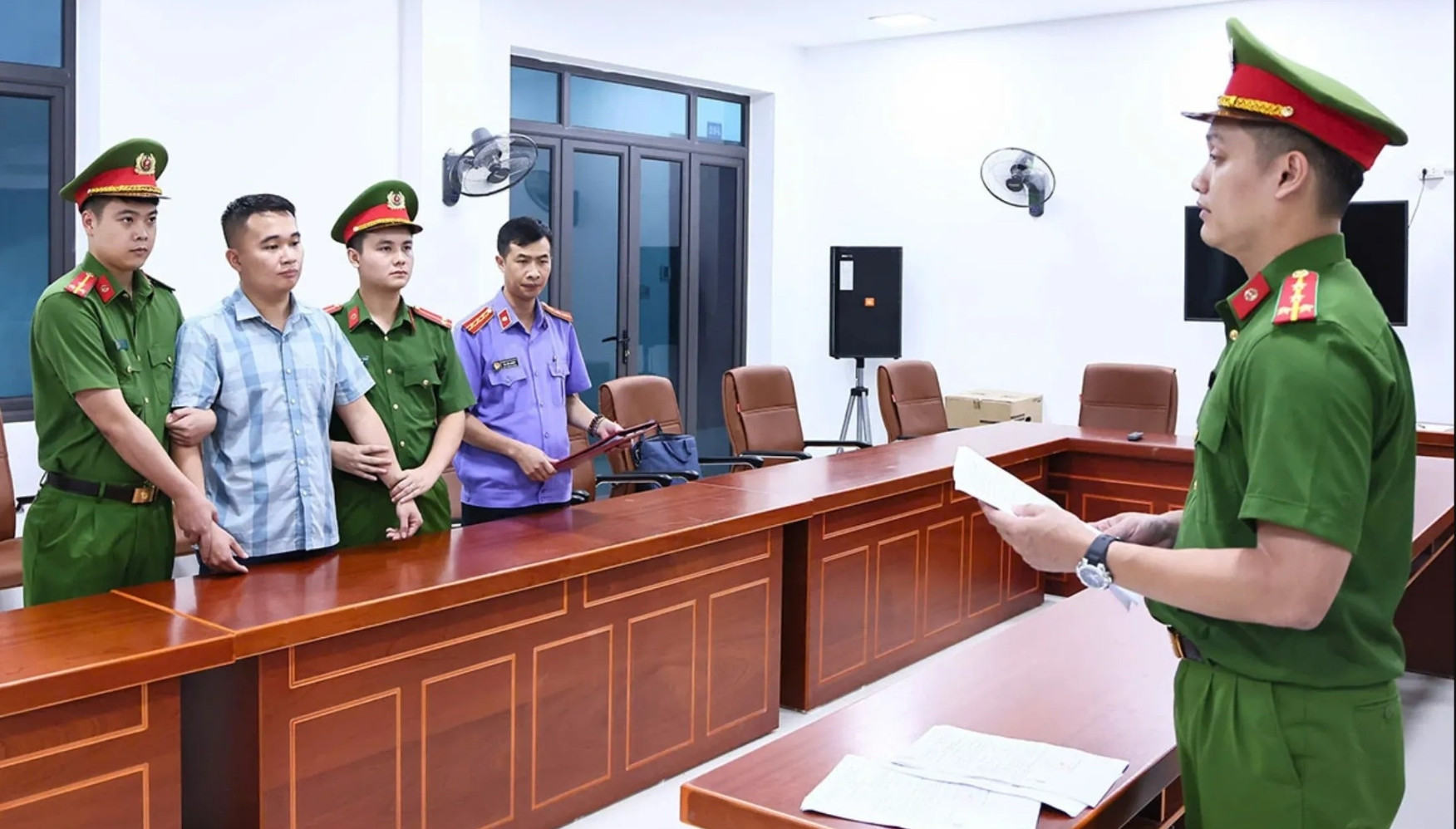 Điều tra Nguyễn Hà Duy vụ 146 điểm 10: Khác biệt giữa giữ người và bắt khẩn cấp