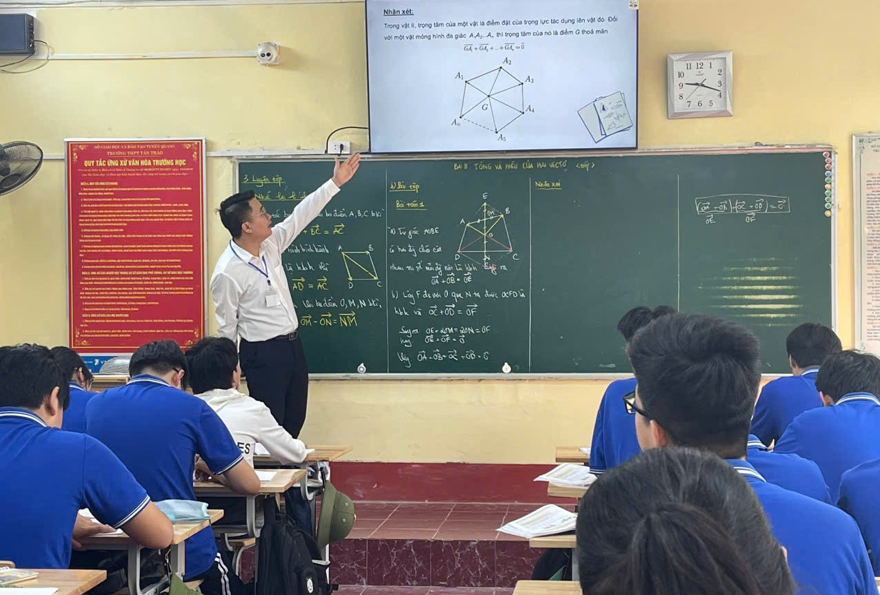 Giáo viên Trường THPT Chuyên Tuyên Quang bị giữ khẩn cấp trực tiếp giảng dạy môn Toán