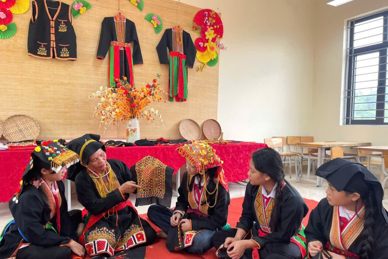Khung thêu bên hiên nhà và con đường mới nối những bản làng đoàn kết
