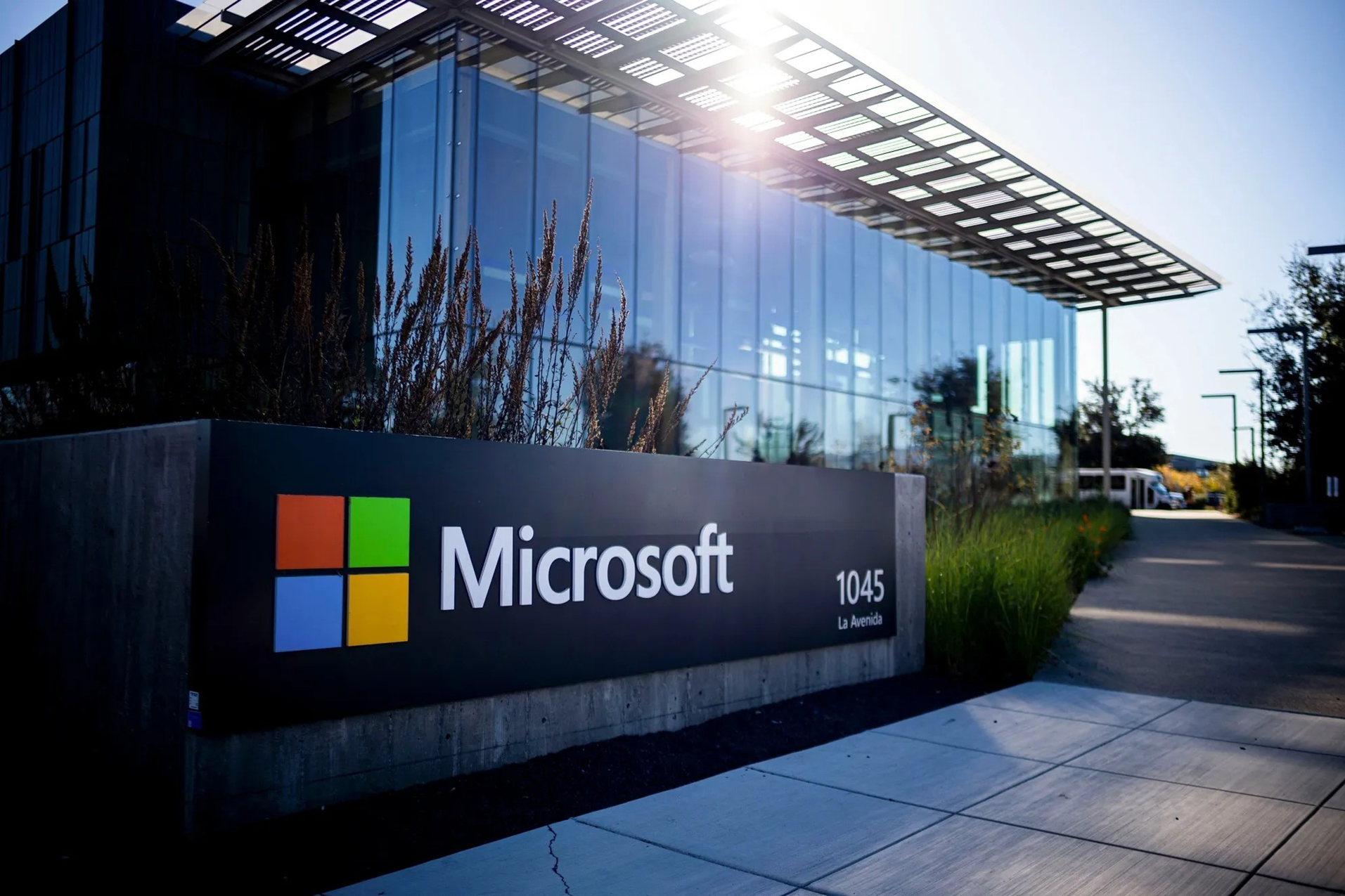 Microsoft sa thải 4.800 nhân sự