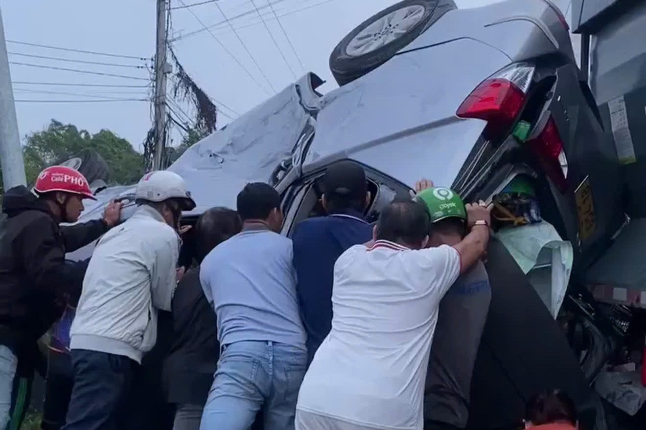 Nhóm khách kêu thất thanh trong ô tô 7 chỗ bị lật ngửa, người dân hợp sức giải cứu