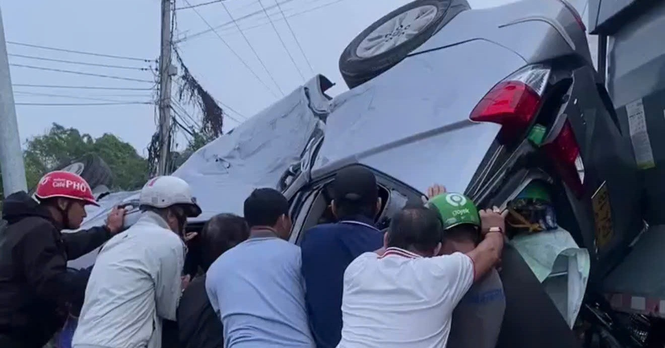 Nhóm khách kêu thất thanh trong ô tô 7 chỗ bị lật ngửa, người dân hợp sức giải cứu