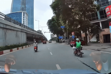 Tài xế ô tô điện lùi xe từ vỉa hè xuống đường bất cẩn, hất văng người đi xe máy