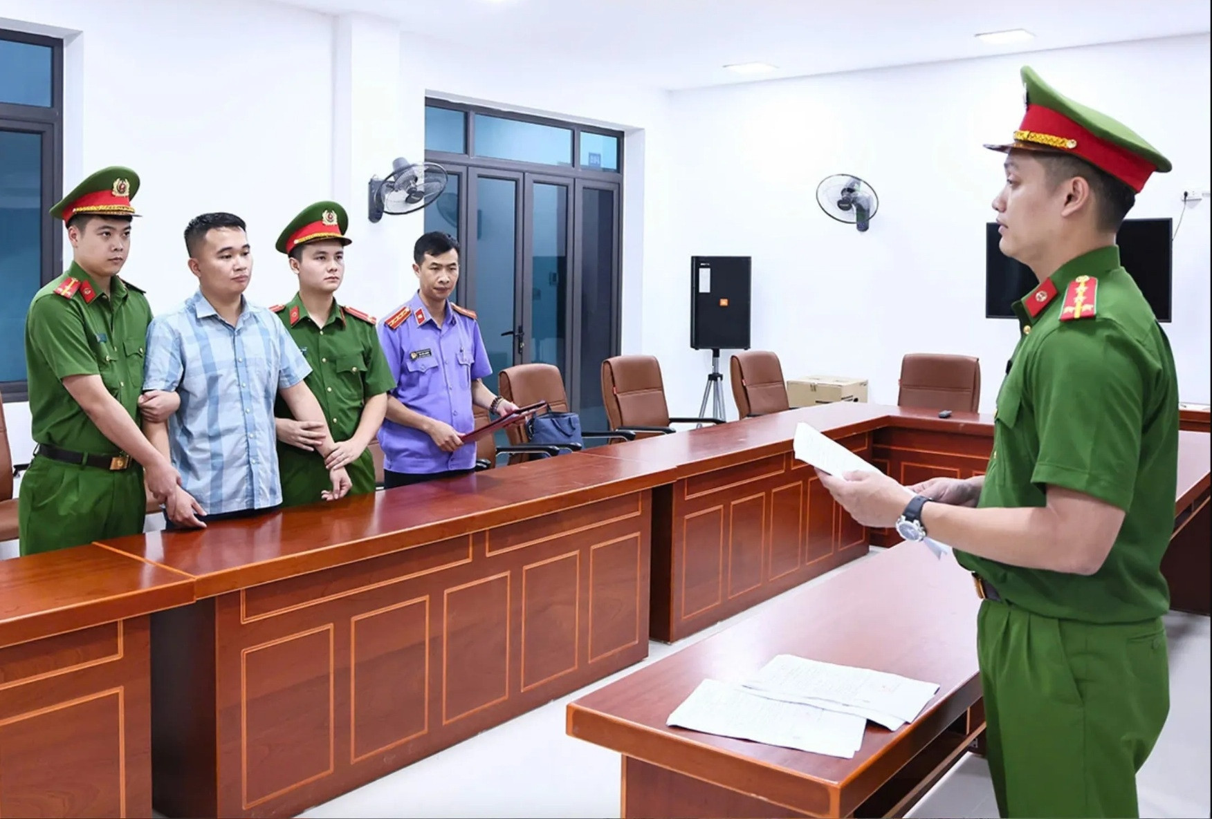 Từ dải điểm 10 Toán đến lệnh giữ khẩn cấp giáo viên Trường THPT Chuyên Tuyên Quang