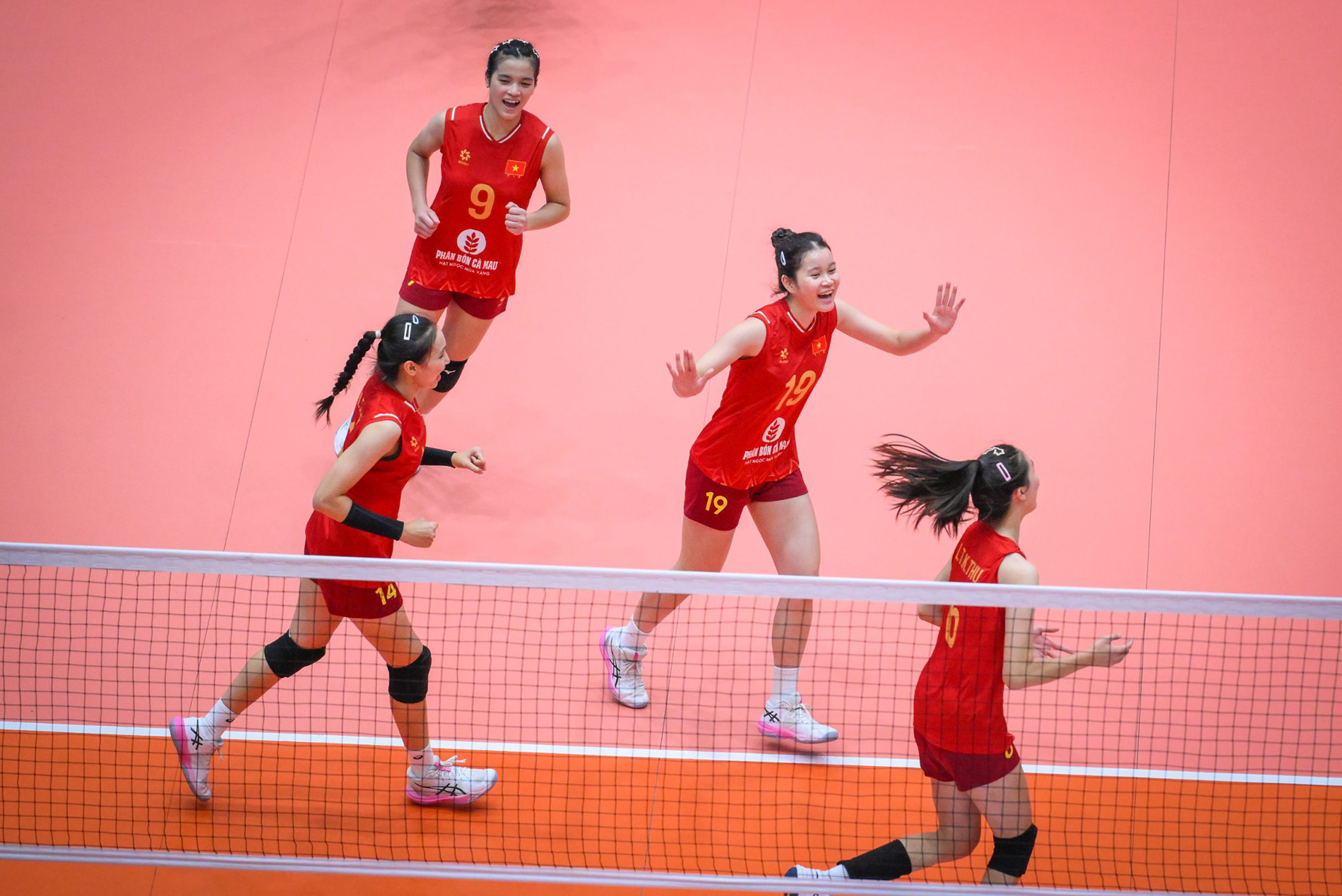 tuyen bong chuyen u18 nu viet nam mong co 1.jpg