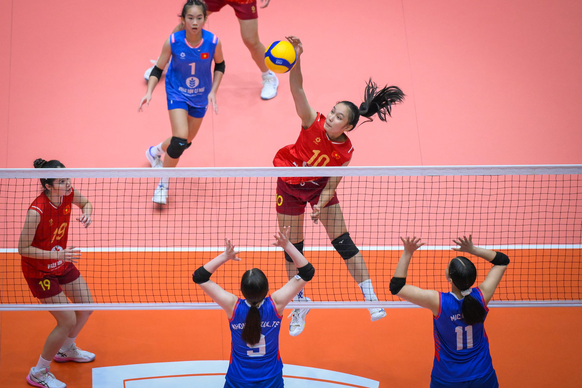 tuyen bong chuyen u18 nu viet nam mong co 6.jpg