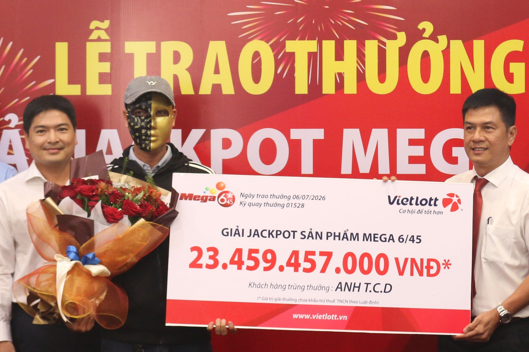Ủng hộ người bán vé số dạo, người đàn ông trúng độc đắc Vietlott hơn 23,4 tỷ