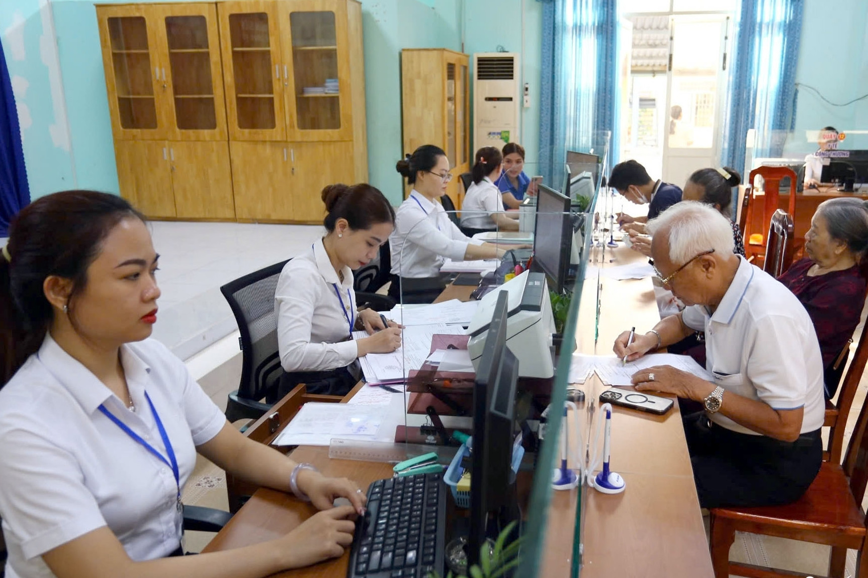 Viên chức cấp tỉnh chuyển về xã có phải chuyển ngạch công chức?