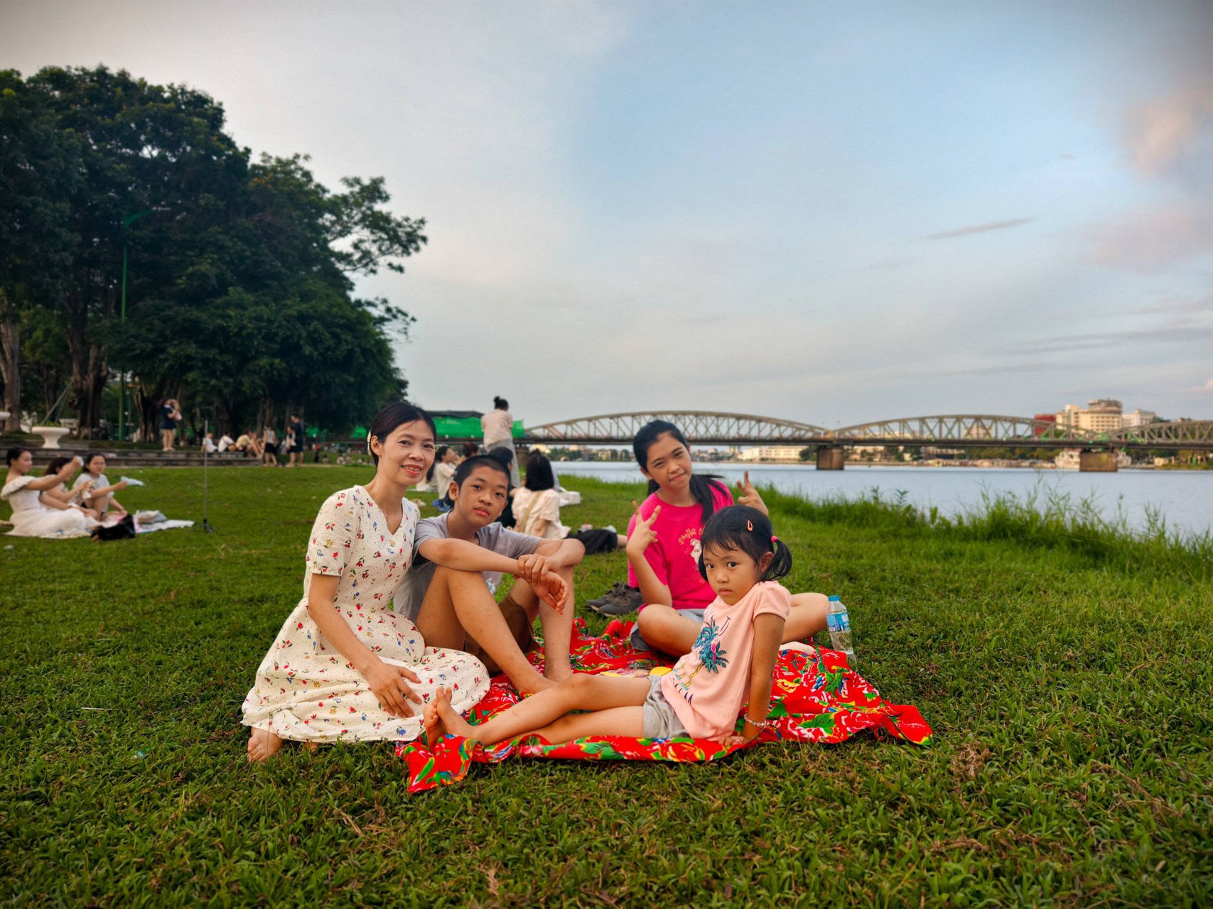 https://static-images.vnncdn.net/vps_images_publish/000001/000003/2026/7/7/4-me-con-mien-trung-2505.jpg