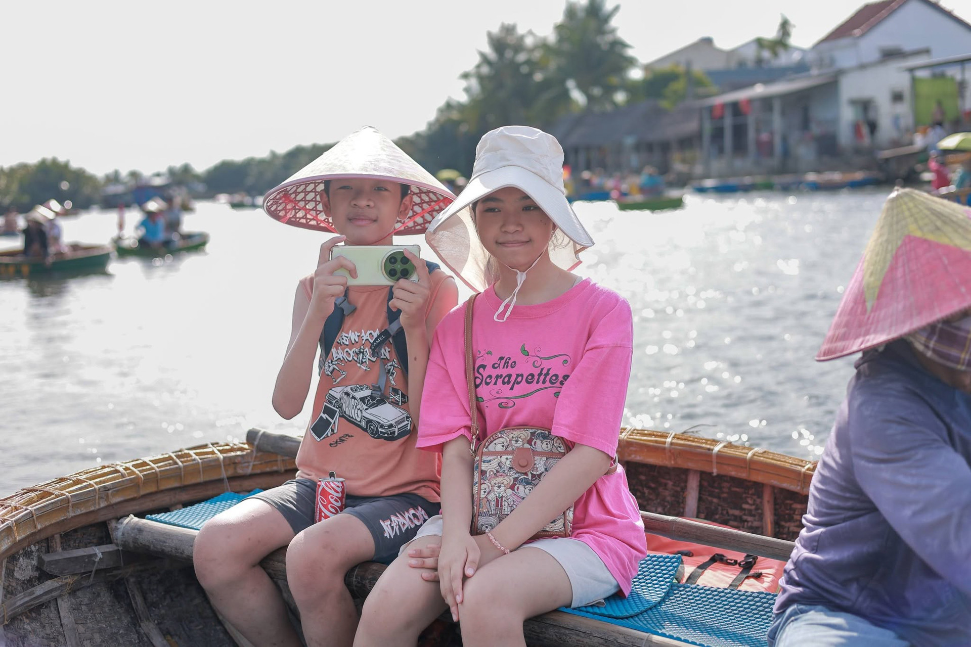 https://static-images.vnncdn.net/vps_images_publish/000001/000003/2026/7/7/4-me-con-mien-trung-2509.jpg