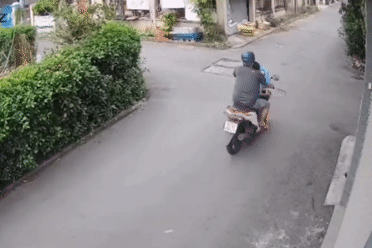 Bị đâm ngã sõng soài giữa ngã tư, người đàn ông đạp đầu người phụ nữ lái xe ẩu