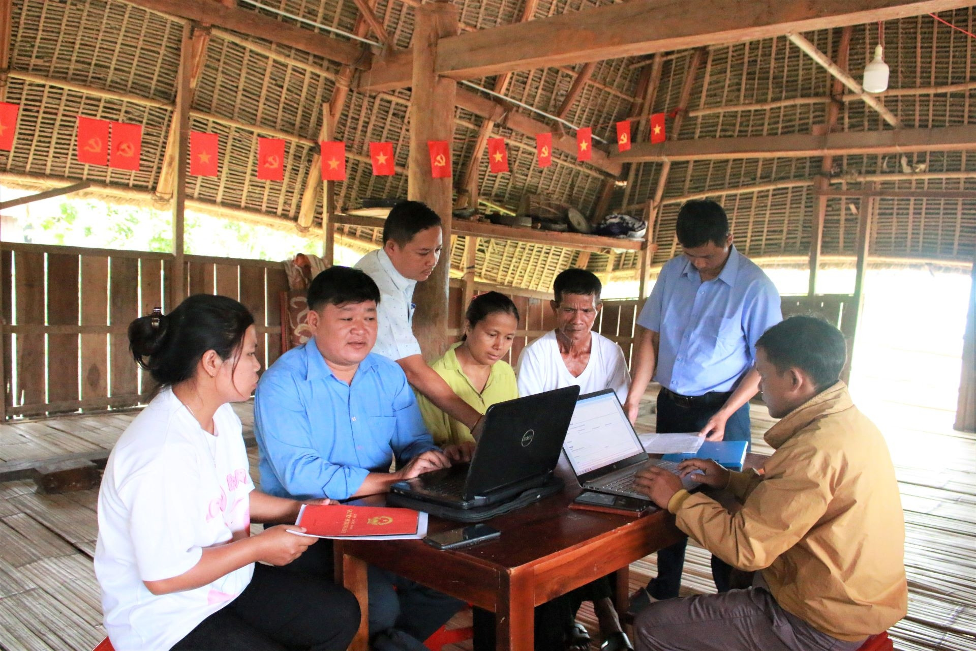 Cán bộ xã mang 