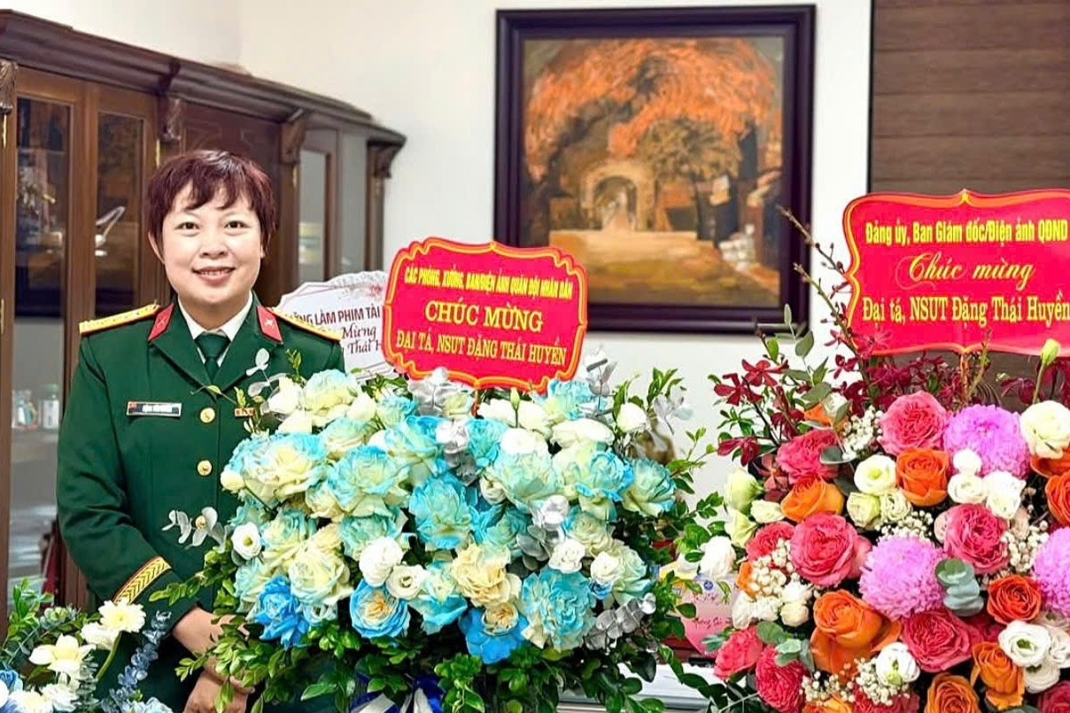Đạo diễn 'Mưa đỏ' Đặng Thái Huyền được thăng hàm Đại tá