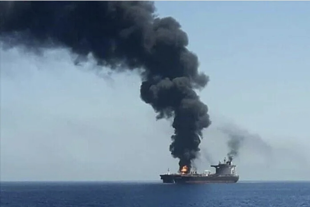 Iran bị tố nã tên lửa vào 2 tàu thương mại ở eo biển Hormuz