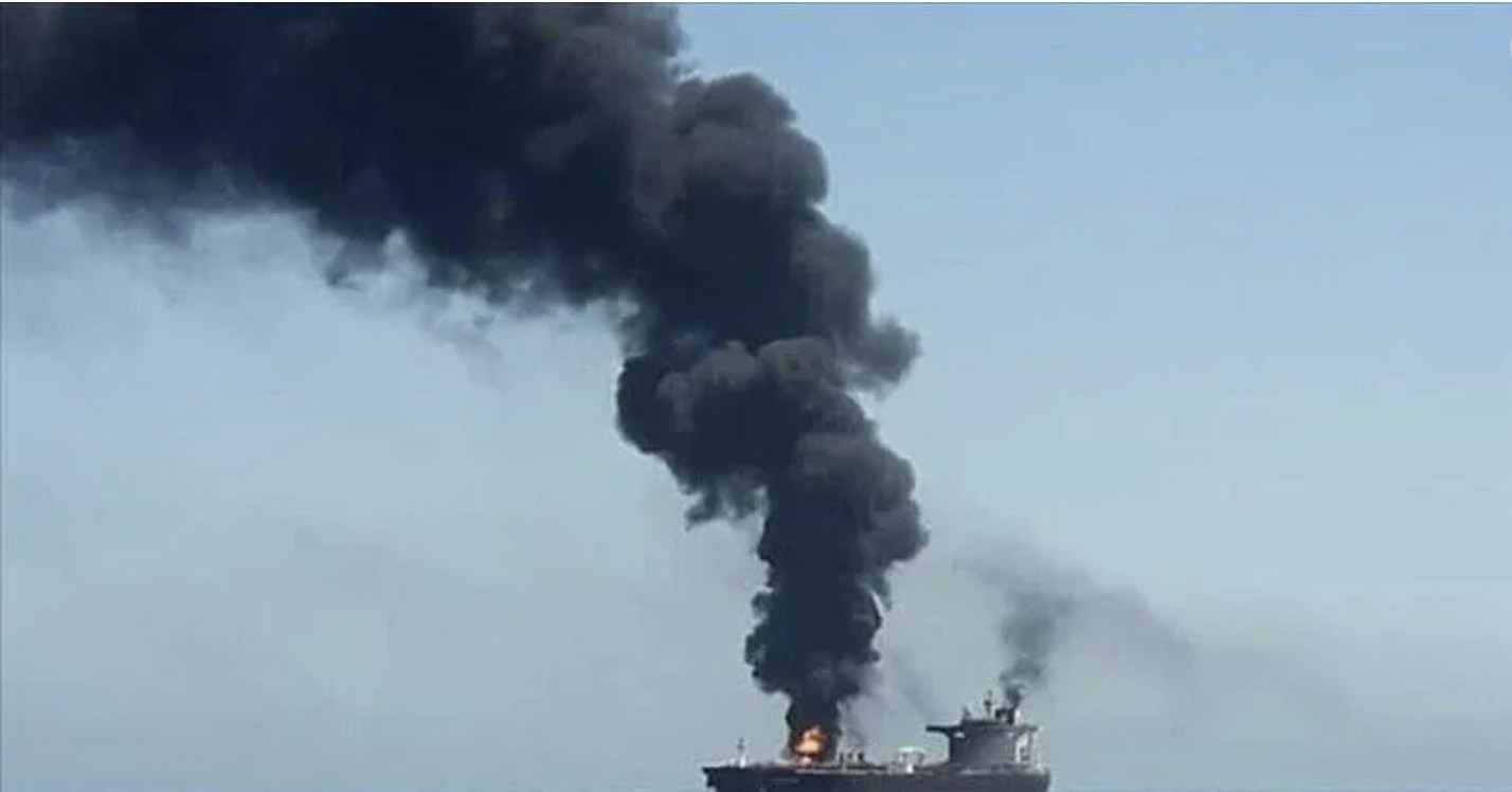 Iran bị tố nã tên lửa vào 2 tàu thương mại ở eo biển Hormuz