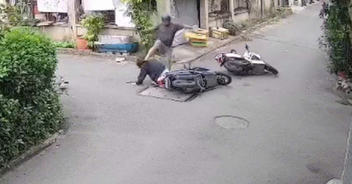 Người đàn ông đạp vào đầu cô gái sau va chạm giao thông