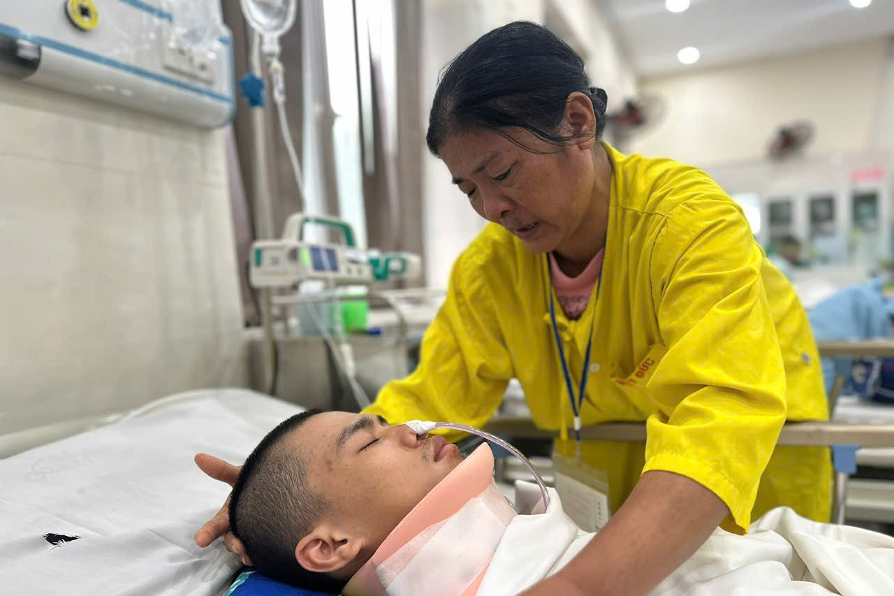Người mẹ bệnh tim bất lực nhìn con trai duy nhất giành giật sự sống