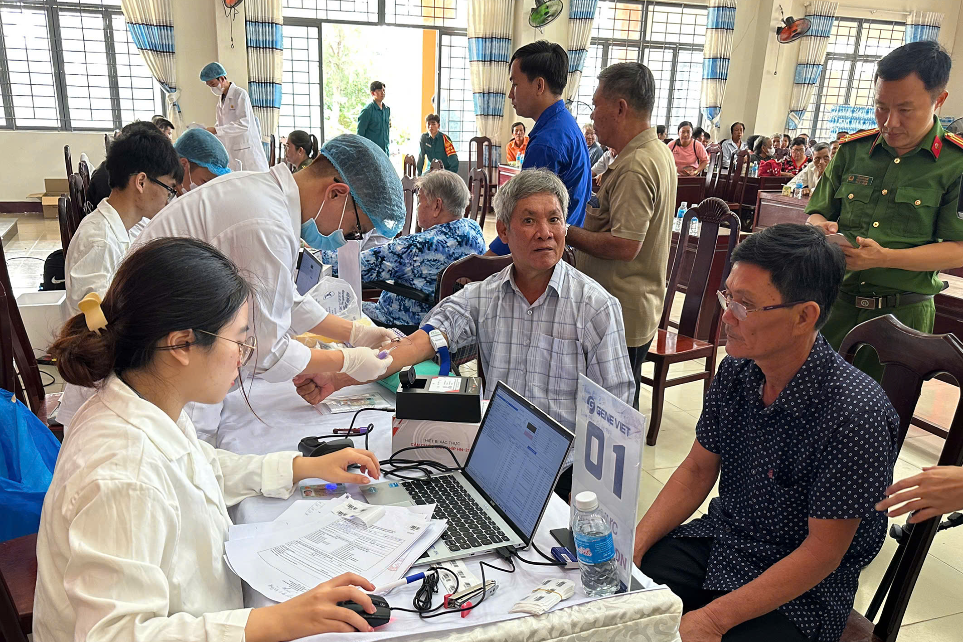 Người nhận là em ruột liệt sĩ Huỳnh Văn Quên đã được lấy mẫu ADN